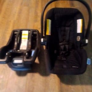Newborn car seat and base black